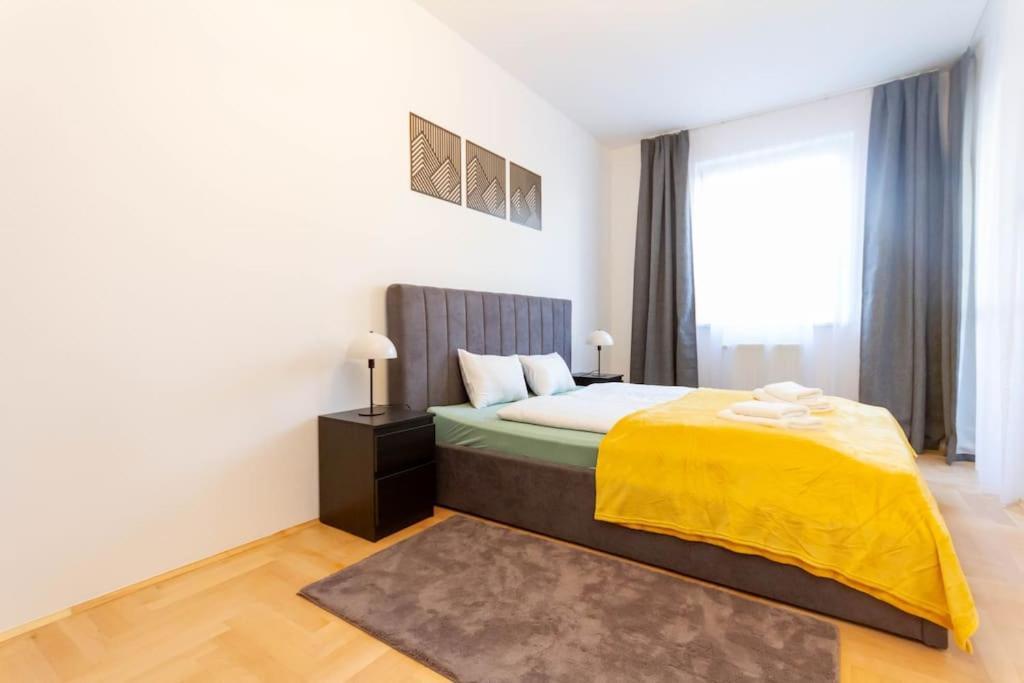 Apartamento Gozsdu White Raven 3 - Terrace And Free Underground Parking Budapest Exterior foto