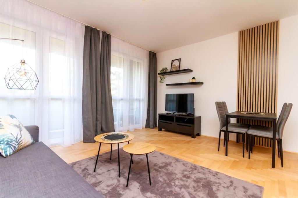 Apartamento Gozsdu White Raven 3 - Terrace And Free Underground Parking Budapest Exterior foto