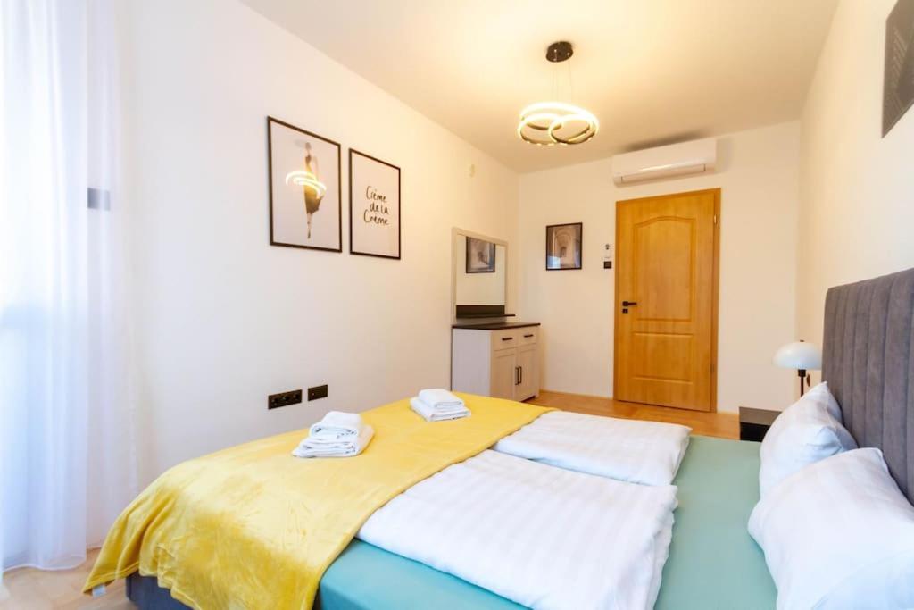 Apartamento Gozsdu White Raven 3 - Terrace And Free Underground Parking Budapest Exterior foto