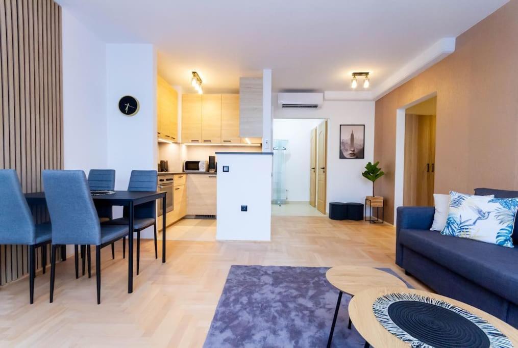 Apartamento Gozsdu White Raven 3 - Terrace And Free Underground Parking Budapest Exterior foto