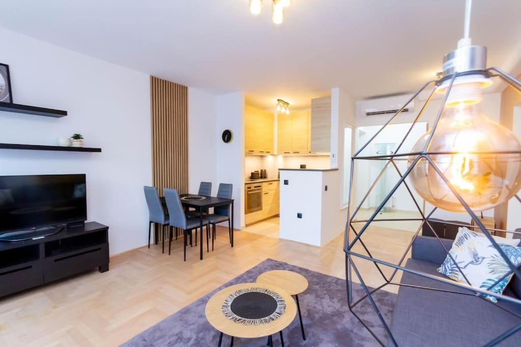 Apartamento Gozsdu White Raven 3 - Terrace And Free Underground Parking Budapest Exterior foto
